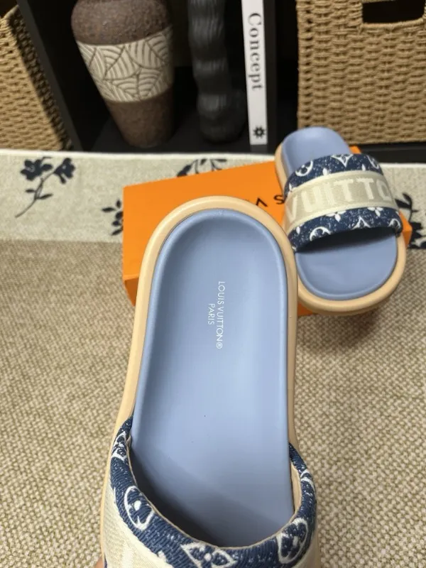 P320💰[New model] Long-term availability, 2025 new model, couple model [LOUlS VUlTTON] comes with drawer box, bag, card, invoice "Louis Vuitton ~ unique modern sandals. 》LV counter purchasing 🏃Men's and women's casual slippers, sold at the same time at the counter, the original old flower material upper is soft and comfortable, (refuses to discolor and rub the feet) sole: original factory special combination original sole, code number: 35--46 4 multiple colors 🉑️ to choose from